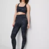 Aktywny top typu crop top z nadrukiem marmuru i tyłem typu racerback