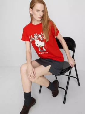 Bawełniana koszulka Hello Kitty z nadrukiem truskawek w luźnym kroju