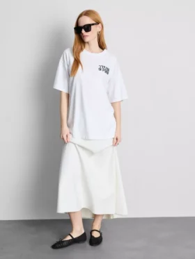 Bawełniana koszulka typu boyfriend w oversize’owym kroju z nadrukiem