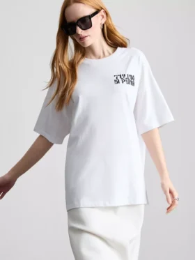 Bawełniana koszulka typu boyfriend w oversize’owym kroju z nadrukiem
