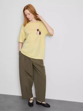 Bawełniana koszulka typu boyfriend w oversize’owym kroju z nadrukiem
