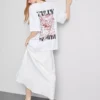 Bawełniana koszulka typu boyfriend w oversize’owym kroju z nadrukiem