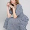 Bawełniana sukienka midi w stylu smock z tkaniny seersucker