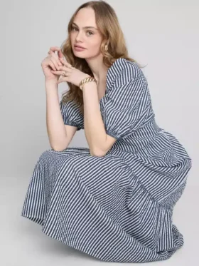 Bawełniana sukienka midi w stylu smock z tkaniny seersucker