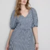 Bawełniana sukienka midi w stylu smock z tkaniny seersucker