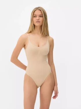 Bezszwowa bielizna modelująca z okrągłym dekoltem