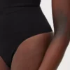 Bezszwowe stringi bielizny modelującej z wysokim stanem