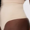 Bezszwowe stringi bielizny modelującej z wysokim stanem