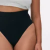 Bezszwowe stringi modelujące z wysokim stanem
