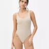 Bezszwowy body z prążkowanym materiałem