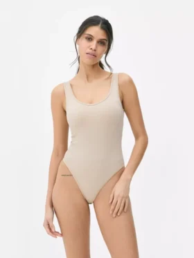 Bezszwowy body z prążkowanym materiałem