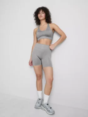 Bezszwowy, błyszczący top sportowy typu crop top