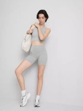 Bezszwowy, prążkowany top typu crop top