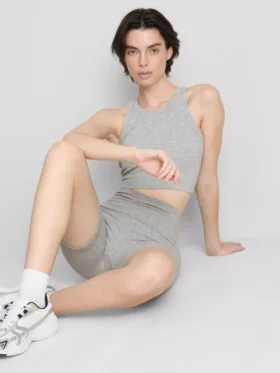 Bezszwowy, prążkowany top typu crop top