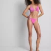 Bikini z trójkątnym stanikiem z błyszczącymi falbankami