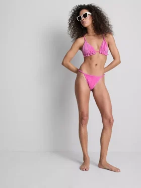 Bikini z trójkątnym stanikiem z błyszczącymi falbankami