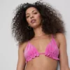 Bikini z trójkątnym stanikiem z błyszczącymi falbankami