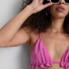 Bikini z trójkątnym stanikiem z błyszczącymi falbankami