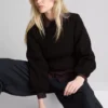 Bluzka z marszczonym dekoltem w łódkę i długimi rękawami