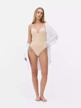 Body typu string z wyprofilowanym krokiem