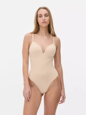 Body typu string z wyprofilowanym krokiem