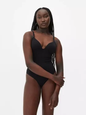 Body typu string z wyprofilowanym krokiem