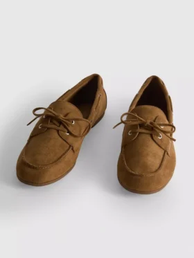 Buty żeglarskie z koronkowymi detalami