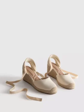 Buty na koturnie z wiązaniem i zakrytymi palcami
