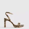 Buty na obcasie z fakturą lampartową