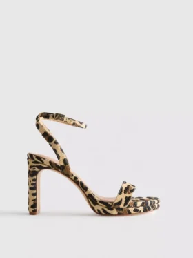 Buty na obcasie z fakturą lampartową