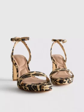 Buty na obcasie z fakturą lampartową