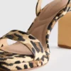 Buty na obcasie z fakturą lampartową