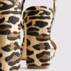 Buty na obcasie z fakturą lampartową