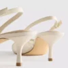 Buty na obcasie z siateczką i paskiem z tyłu o szerokim kroju