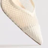 Buty na obcasie z siateczką i paskiem z tyłu o szerokim kroju