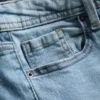 Dżinsy z bawełnianego denimu o rozszerzanych nogawkach i średnim stanie
