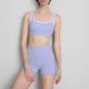 Dwuwarstwowy top sportowy typu crop top