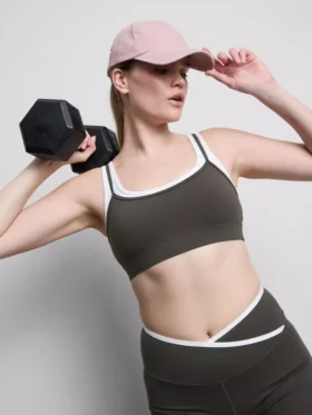 Dwuwarstwowy top sportowy typu crop top
