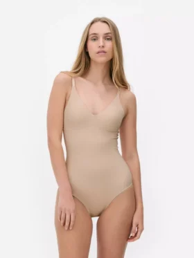 Formowany body z bielizną modelującą sylwetkę