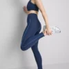 Gładkie legginsy sportowe z wzmocnieniem i detalami w postaci rurek
