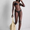 Górka bikini z głębokim dekoltem i kwiatowymi detalami