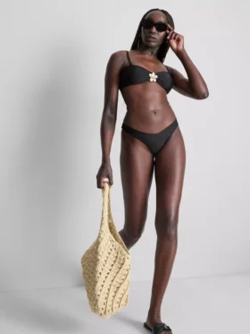 Górka bikini z głębokim dekoltem i kwiatowymi detalami