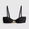 Górka bikini z głębokim dekoltem i kwiatowymi detalami