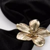 Górka bikini z głębokim dekoltem i kwiatowymi detalami