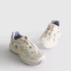 Grube sneakersy z kwiatowymi detalami