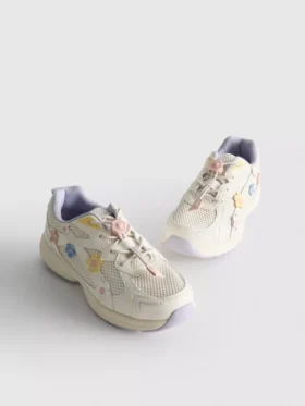 Grube sneakersy z kwiatowymi detalami