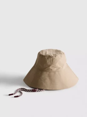 Kapelusz typu bucket z paskiem pod brodą