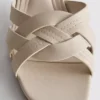 Klapki na obcasie blokowym z imitacji skóry o splotowym wzorze