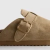 Klapki typu mule z klamrą