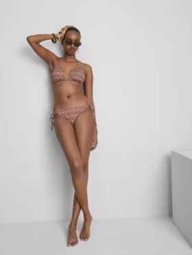 Komplet bikini z trójkątnymi stanikami wiązanymi z boku